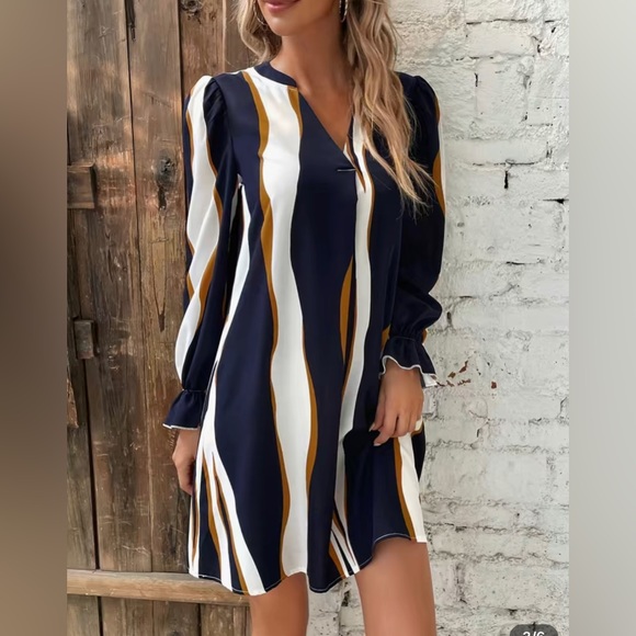 Wavy Stripe Midi Dress - Picture 2 of 4